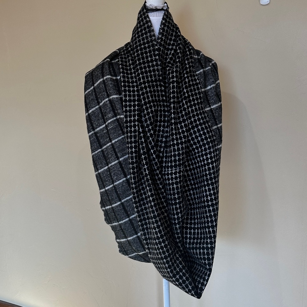 NWT Maurices Infinity Scarf Black and White Patterned sweater knit multi-way - Picture 7 of 15